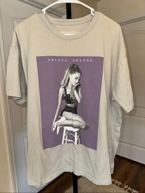 Ariana Grande T-Shirt - Size L